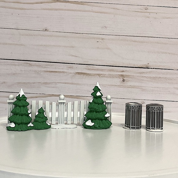 DEPARTMENT 56 - Frosty Tree Lined Picket Fence Trash Cans -Original Snow Village - Picture 2 of 11
